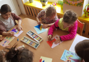 Dzieci przy stoliku kolorują